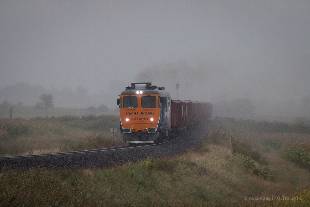 Üres anyagvonattal robog Kiskunhalas felé a Train Hungary 734-es Sulzere<br>(fotó: Vörös Attila)
