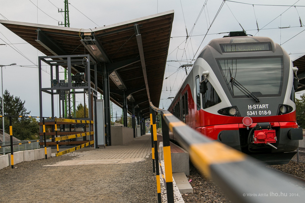 Személyvonat indul nemsokára Budapestre egy nagyjából elkészült peronnál<br>A képre kattintva galéria nyílik<br>(képek: Vörös Attila)
