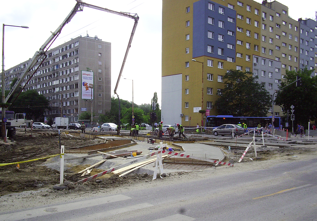 Betonozás a Fehérvári úton<br>A képre kattintva galéria nyílik<br>(Horváth András felvételei)