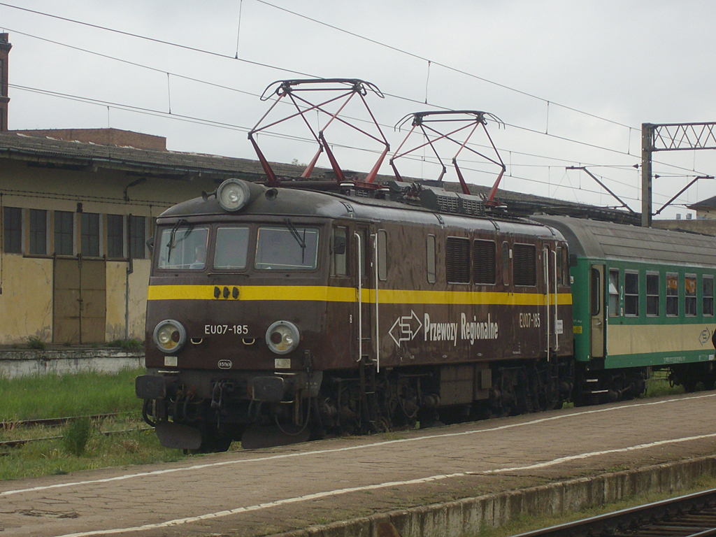 EU07 sorozatú villamos mozdony gyorsvonattal Leszno állomáson