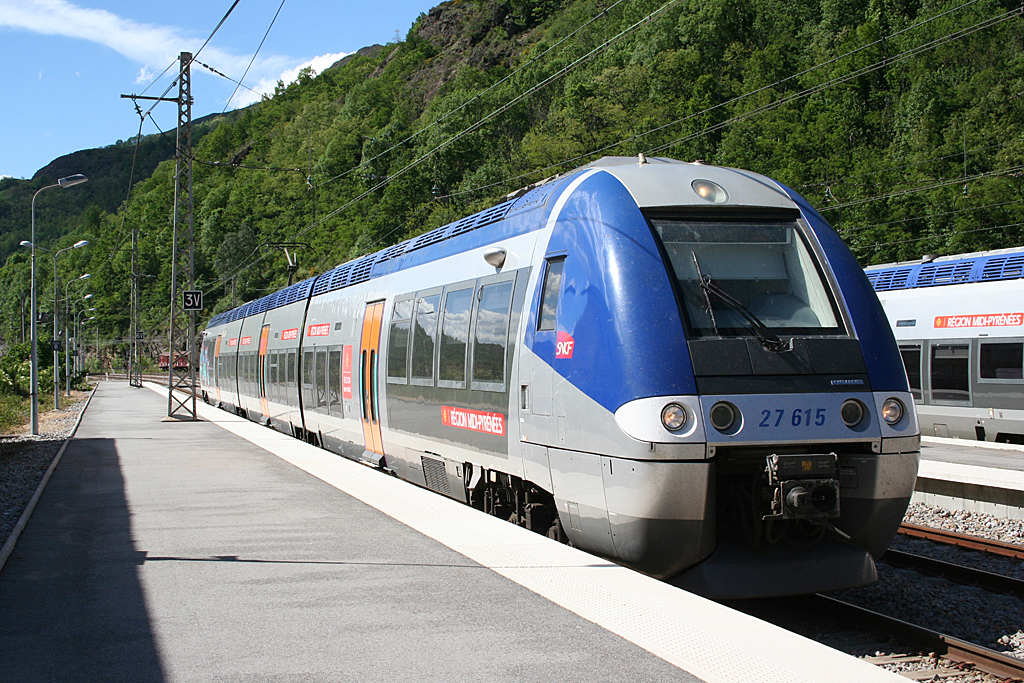 Indulásra vár Ax-les-Thermes állomásán a TER-szerelvény<br>A képre kattintva galéria nyílik<br>(a szerző felvételei)
