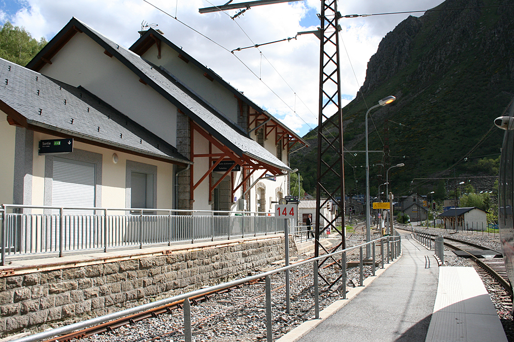 Az öt és fél kilométer hosszú Puymorens-alagút északi bejárata előtt van Andorra-l’Hospitalet állomása