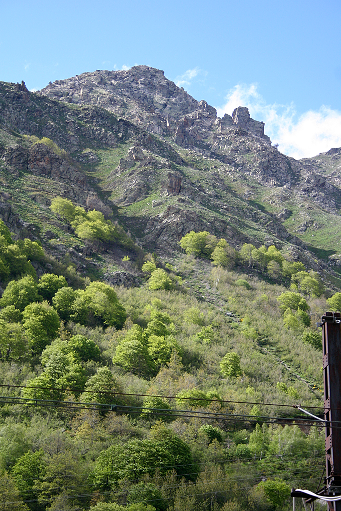 Az andorra-l’hospitaleti állomást körülvevő hegyek részlete – a csúcstól jobbra nem várrom áll, csupán a természet szeszélyei ilyenre formázták a sziklákat