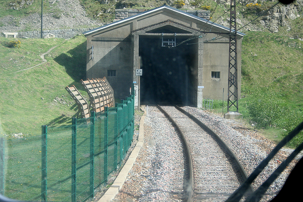A Puymorens-alagút zárható kapujú bejárata a motorvonat vezetőállásából
