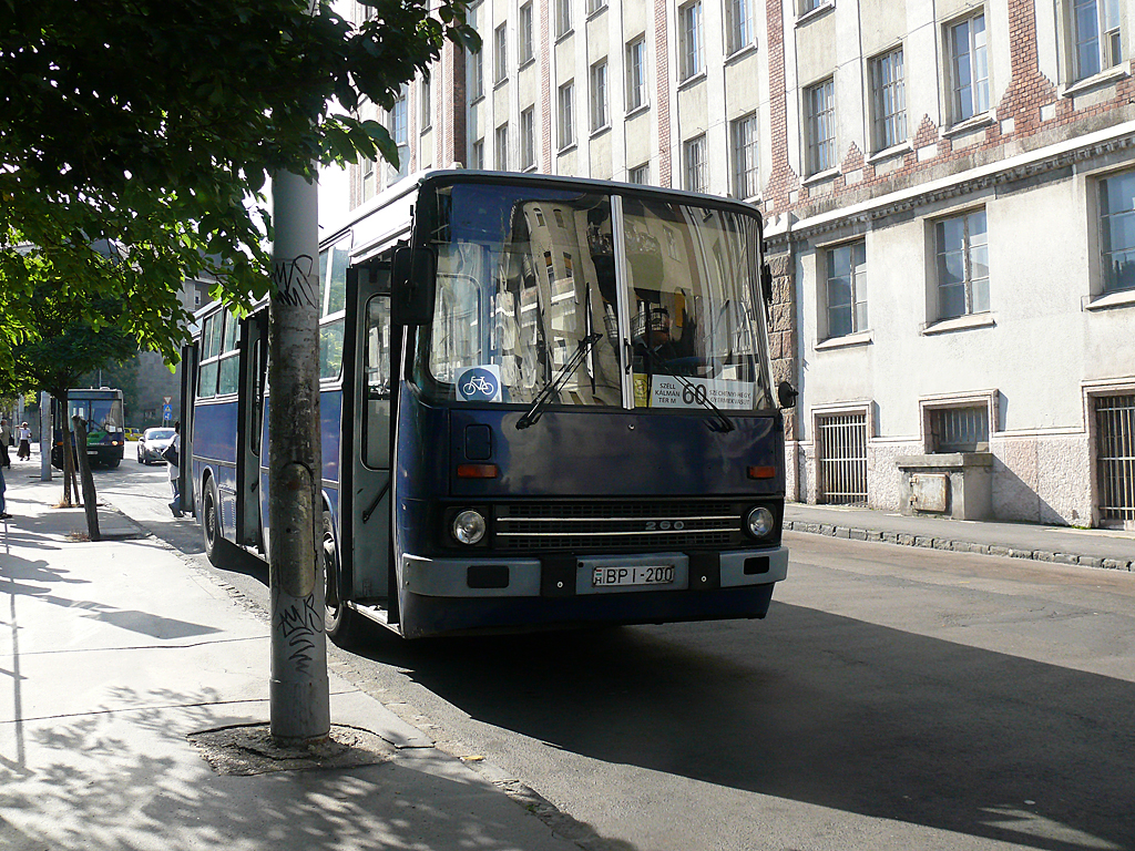 A pótlóbuszon jól látható helyen van a kerékpárszállítást jelző piktogram<br>A képre kattintva galéria nyílik<br>(a szerző felvételei)