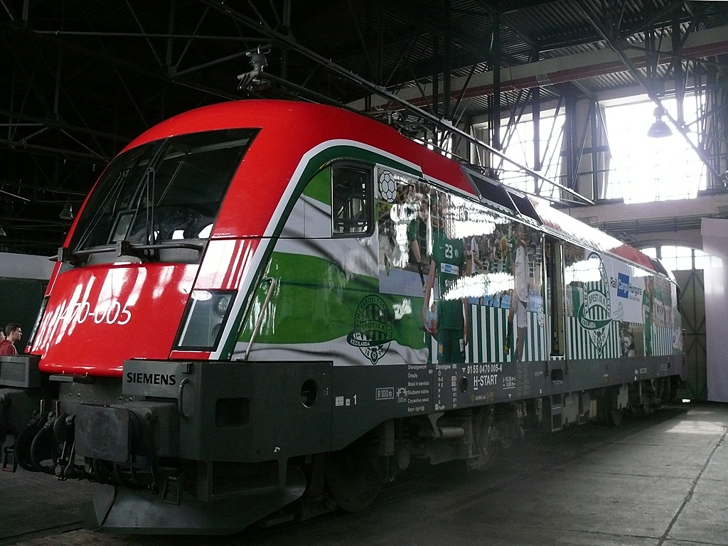 Az elkészült mozdony piros-fehér-zöldben: a Fradin kívül a nemzeti színeket is viseli<br>A képre kattintva galéria nyílik<br>(a szerző felvételei)