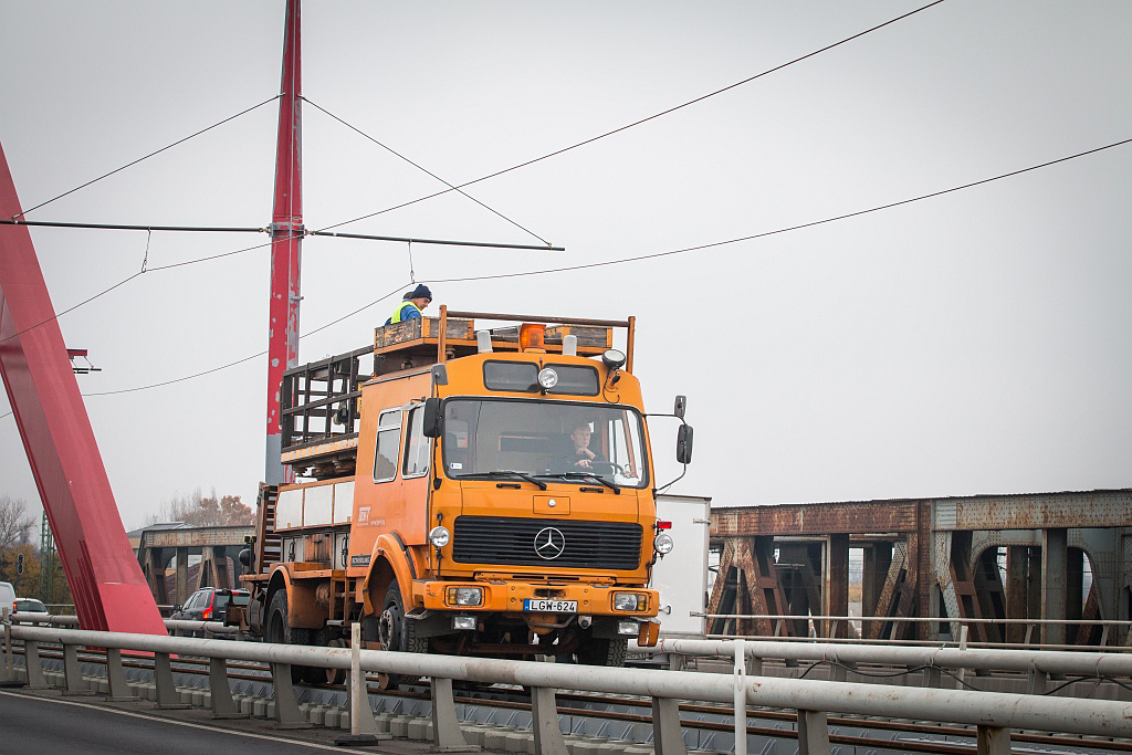 Kétéltű Mercedes a Rákóczi híd új sínein<br>A képre kattintva galéria nyílik<br>(Vörös Attila felvételei)