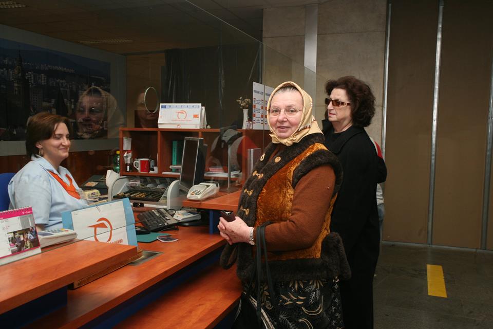 Büszkén állnak sorba az ingyen utazásra jogosító igazolványért a szlovák nyugdíjasok<br>(fotó: ZSSK)