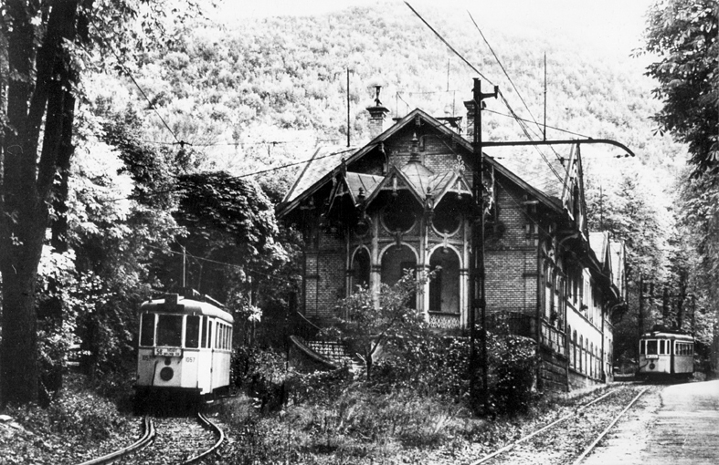 Amikor a régi végállomás épületét még villamosok kerülgették<br>(forrás: Komjáthy Zoltán gyűjteménye)