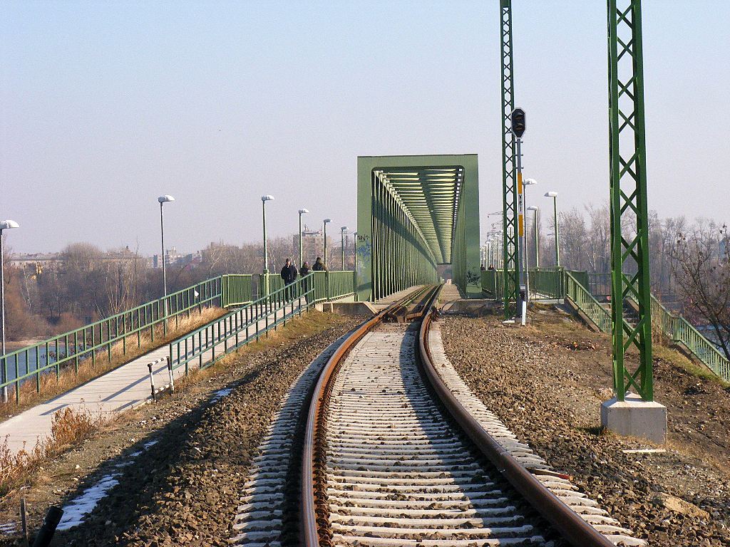 A vonal felújítása még 2008-ban kezdődött a Duna-híd cseréjével<br>A képre kattintva galéria nyílik<br>(a szerző felvételei)