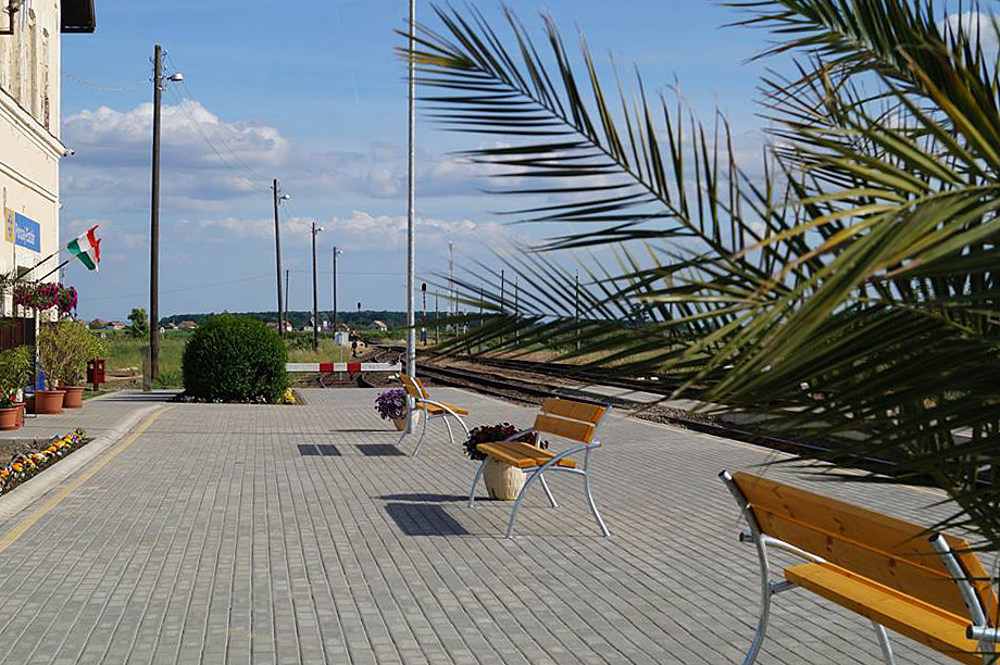 Pocsaj-Esztár peronja, háttérben a csillogó-villogó felvételi épülettel<br>A képre kattintva galéria nyílik<br>(a szerző felvételei)