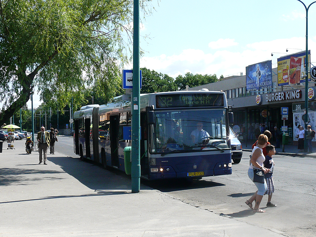 A 32-es buszokat a kisföldalatti végállomásához terelték<br>(a szerző felvételei)