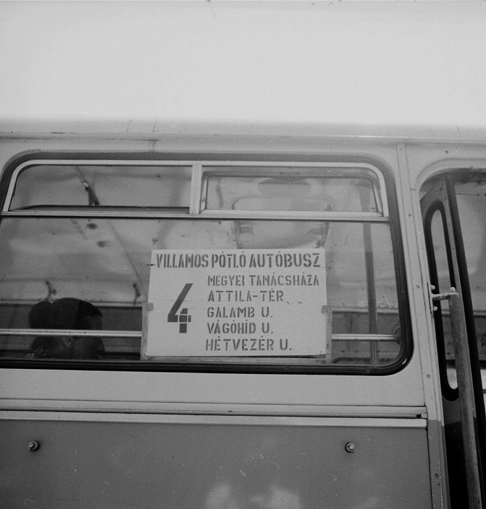 Villamospótló autóbusz a Béke útján