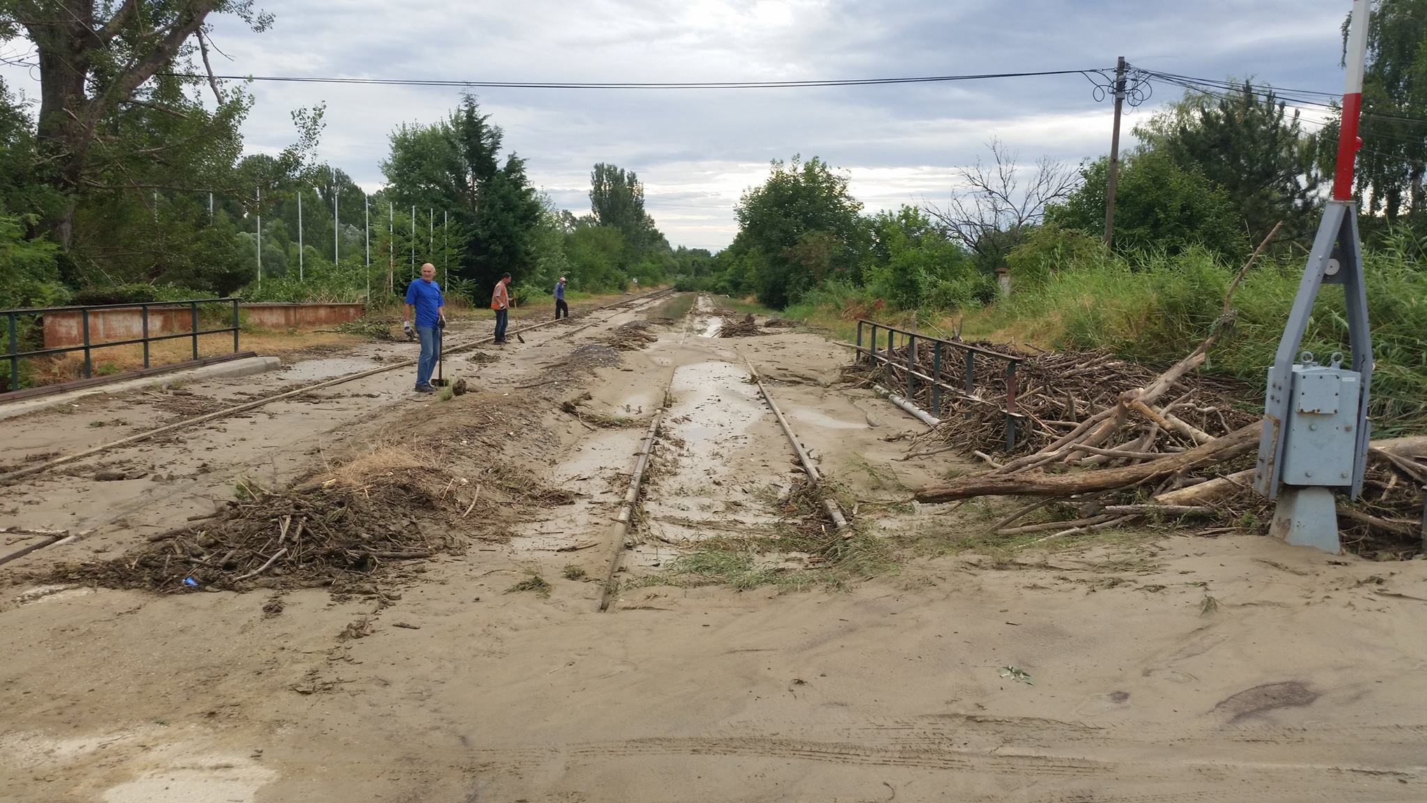 Neszmélyt ellepte a sár<br>A képre kattintva galéria nyílik!<br>(fotók: Esztergom–Komárom vasútvonal Facebook oldala)