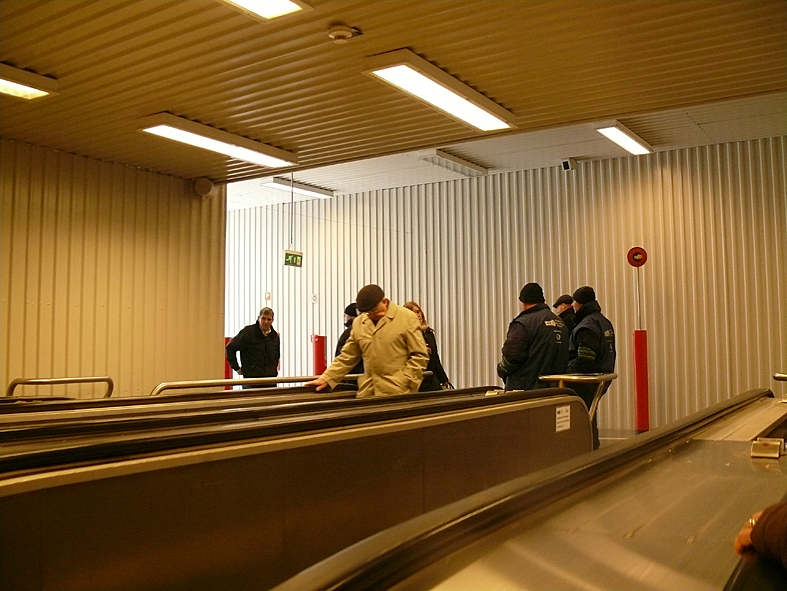 A metrólejáratok ellenőrzésére a szabályzat – úgy tűnik – nem vonatkozik<br>(fotó: Kemsei Zoltán)