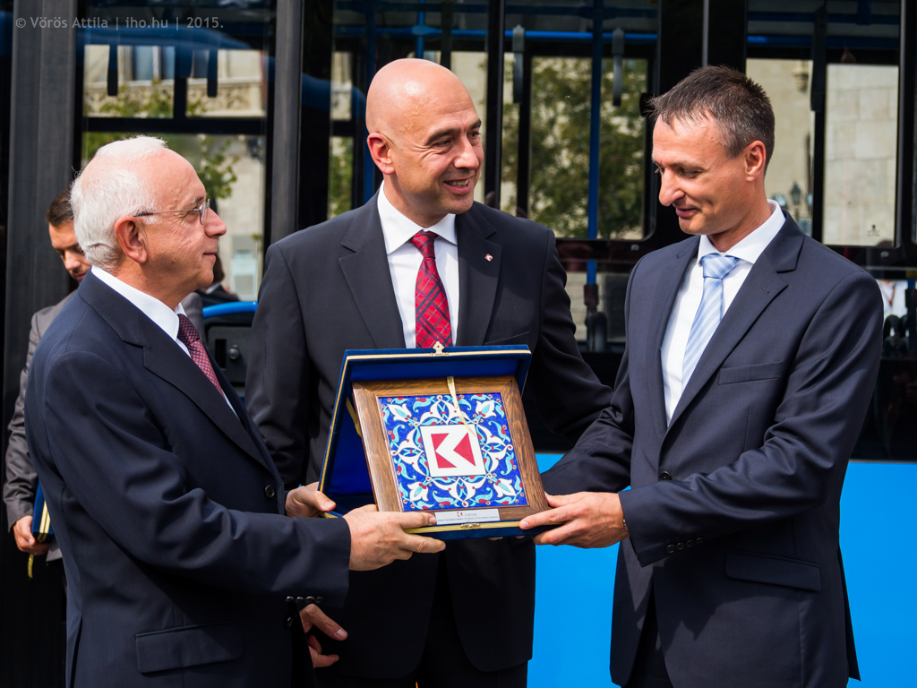 Sakir Fakili budapesti török nagykövet és Vancin Kitapci, a Karsan Pazarlama ügyvezető igazgatója adja át Dabóczi Kálmánnak, a BKK vezérigazgatójának az átadás emlékplakettjét