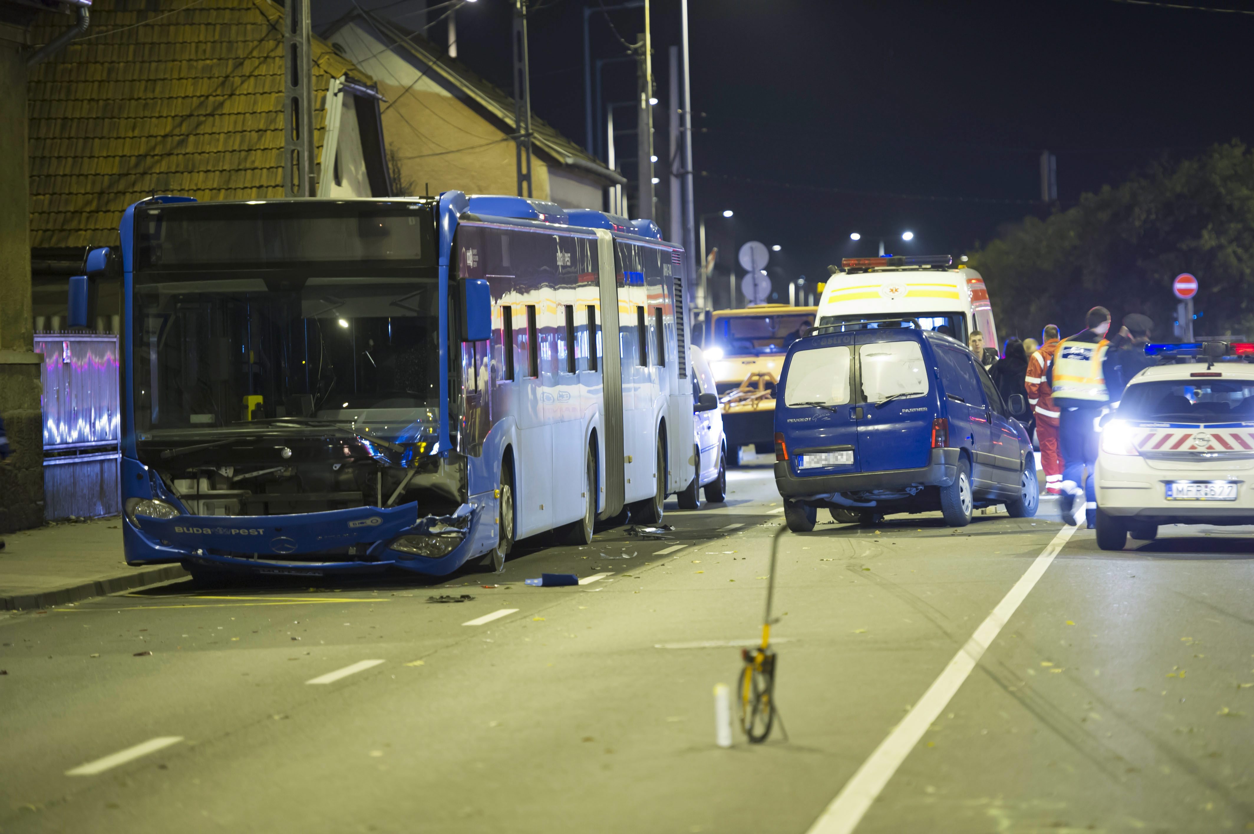 Ketten sérültek meg a balesetben, a buszban is keletkezett kár<br>(MTI Fotó: Lakatos Péter)