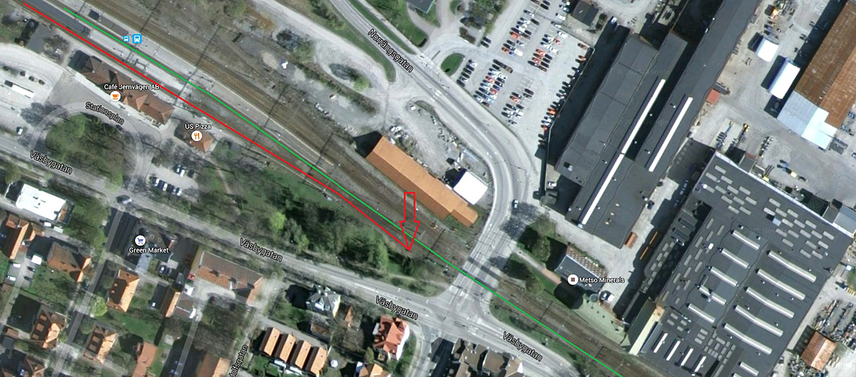 A térképen a piros vonal az érkező és balesetet szenvedő szerelvény vágányútját jelöli, míg a zöld vonal az érkező ellenvonat beállított vágányútját jelöli<br>A képre kattintva galéria nyílik