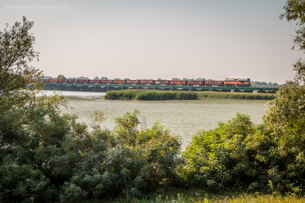 Biharkeresztes felől érkező és Visontára tartó tehervonat robog a Tisza-tó fölött