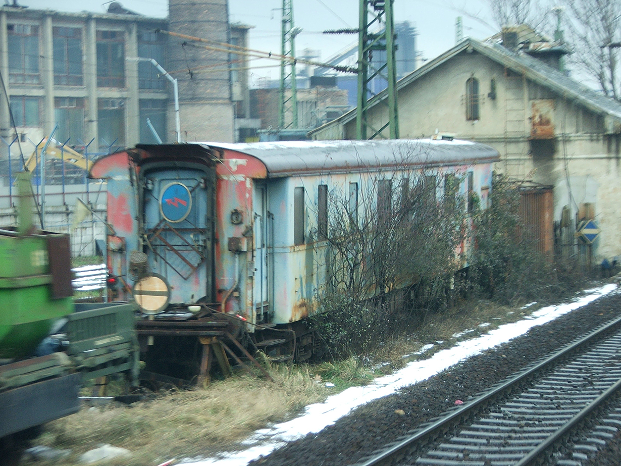 Keleti pályaudvar, 2006. január 18-án. Még a helyén volt a raktárnak használt régi vontatási mérőkocsi. A képre kattintva galéria nyílik<br>(Németh András felvételei)