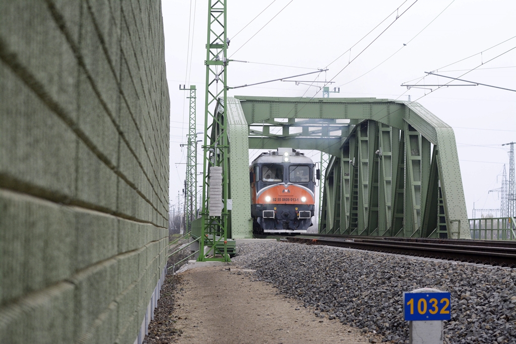 Átadták a Szolnok és Szajol közötti felújított vasúti szakaszt. A képre kattintva galéria nyílik.<br>(fotók: MTI)