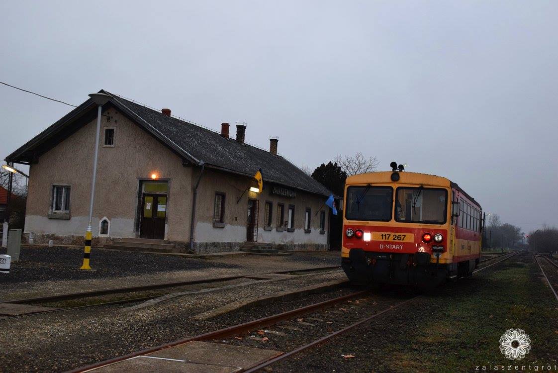 Nyolc és fél évet követően, a vonal százhuszadik születésnapjára tértek vissza a vonat Zalaszentgrót és Zalabér-Batyk közé – még ha csak egy napra is. A képre kattintva galéria nyílik (fotók: Zalaszentgrót város Facebook-oldala)