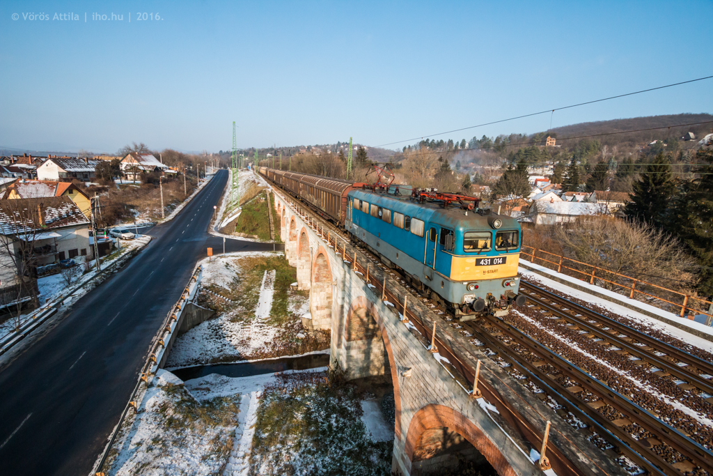 Az 1014-es Szili robog Ferencváros felé kelebiai tranzitvonatával Zebegénynél (fotó: Vörös Attila)