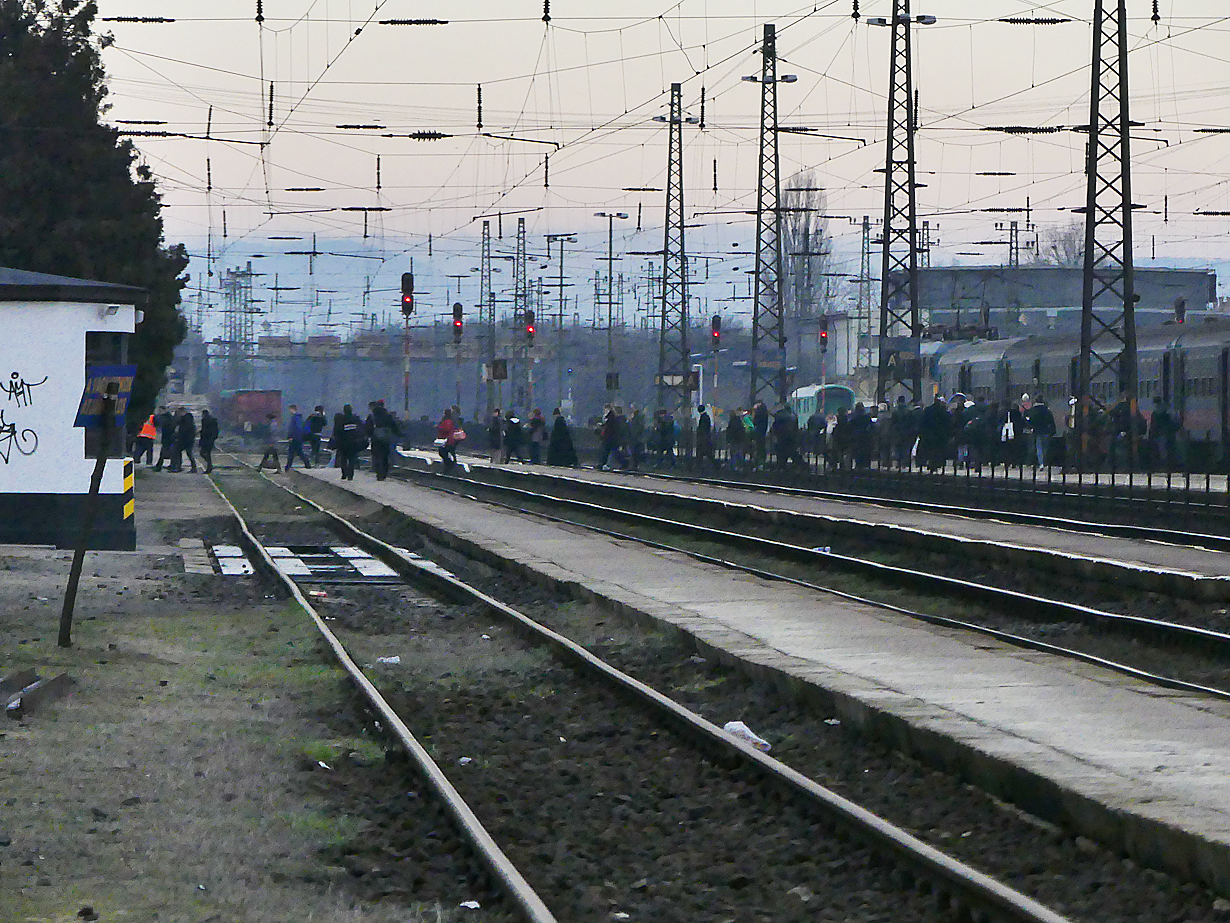 Rákos, reggel negyed nyolc: az 5509-es egri vonatról leszálló utasok<br>(a szerző felvételei)