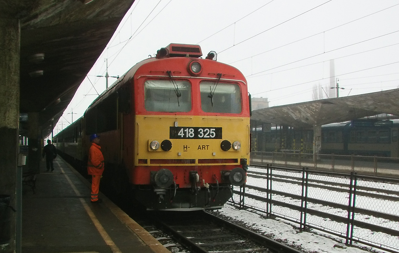 A 325-ös, egyébként debreceni Hörgő indulásra vár újhelyi személyvonatával Miskolc-Tiszai pályaudvaron (a szerző felvételei)