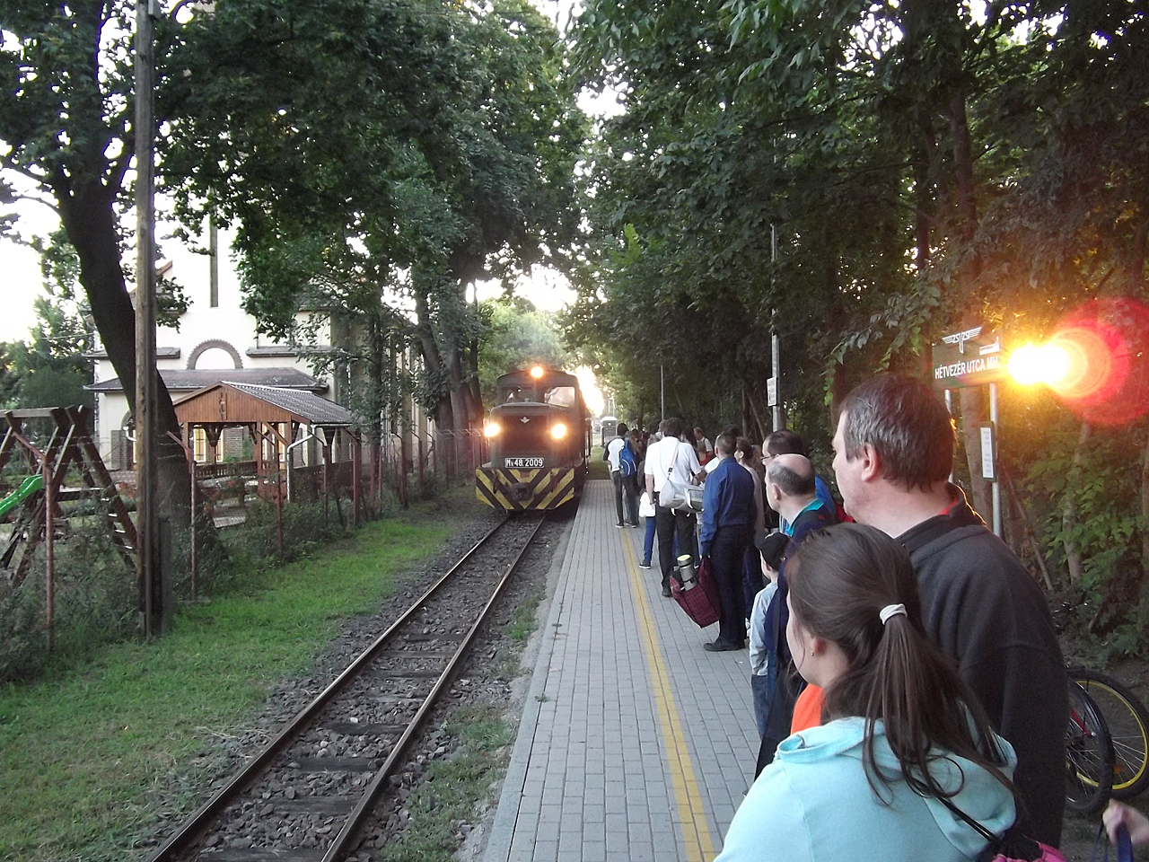 Várakozás a vonatra Debrecenben, este fél nyolc előtt. A képre kattintva fotógaléria nyílik (Balogh László felvételei)
