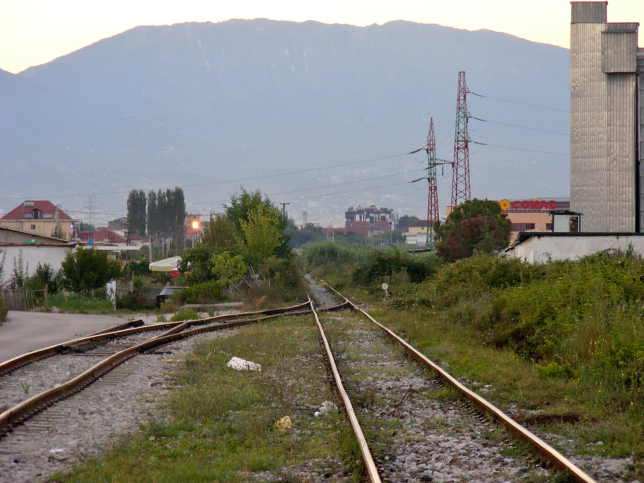 Tirana (belvárosa) felé három éve nem jár már vonat