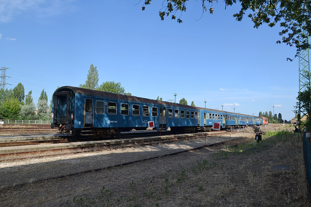 A vonat végén zártárcsa, az első két vágányon pedig a bejárást tiltó vörös – így nézett ki Angyalföld állomás július elején. A képre kattintva galéria nyílik (Kadocsa Gyula felvételei)