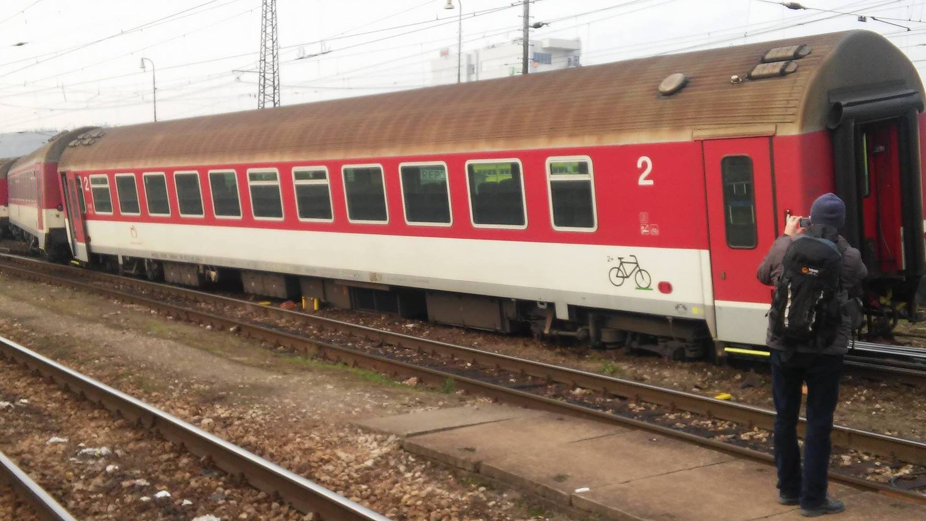 A 4472-es vonat mind a négy kocsija kisiklott Zsolnán. A képre kattintva galéria nyílik (fotók: knihajazd.info Facebook-oldala)