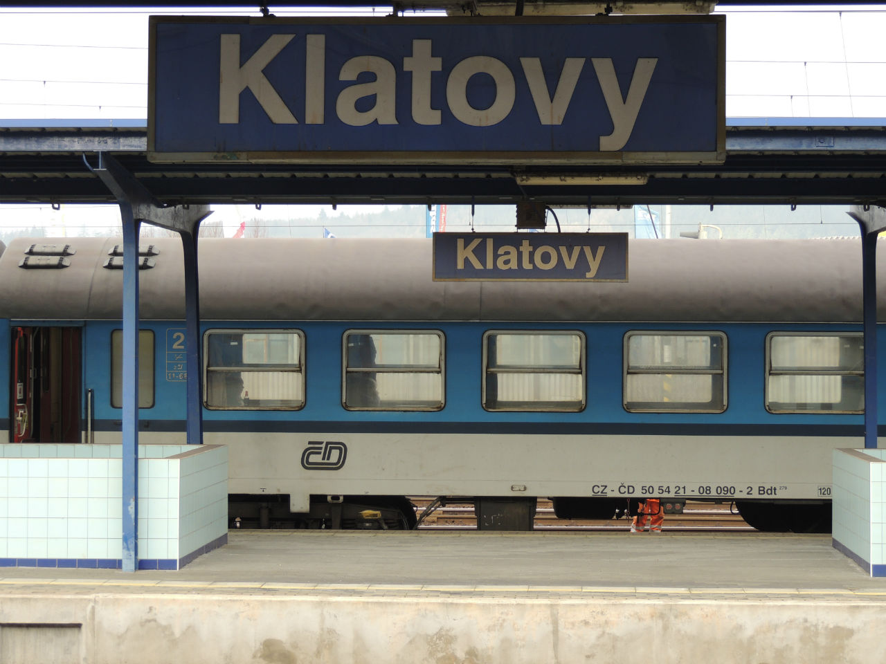 Klatovy állomáson cserélték a Plehácsot Búvárra – itt még ködös, szürke időjárás volt... (a képre kattintva galéria nyílik a szerző fotóiból)