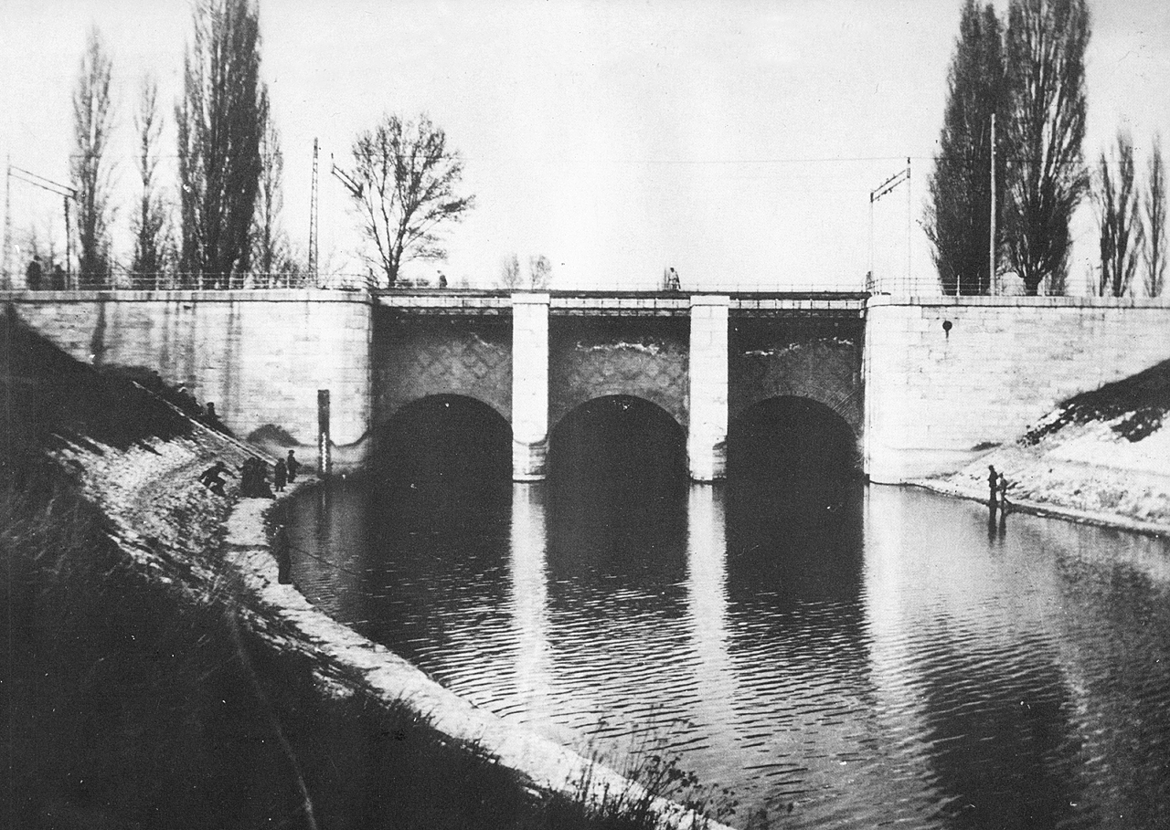 A Gubacsi-zárógát a híd helyén (forrás: A főváros tömegközlekedésének másfél évszázada, Budapest 1987)