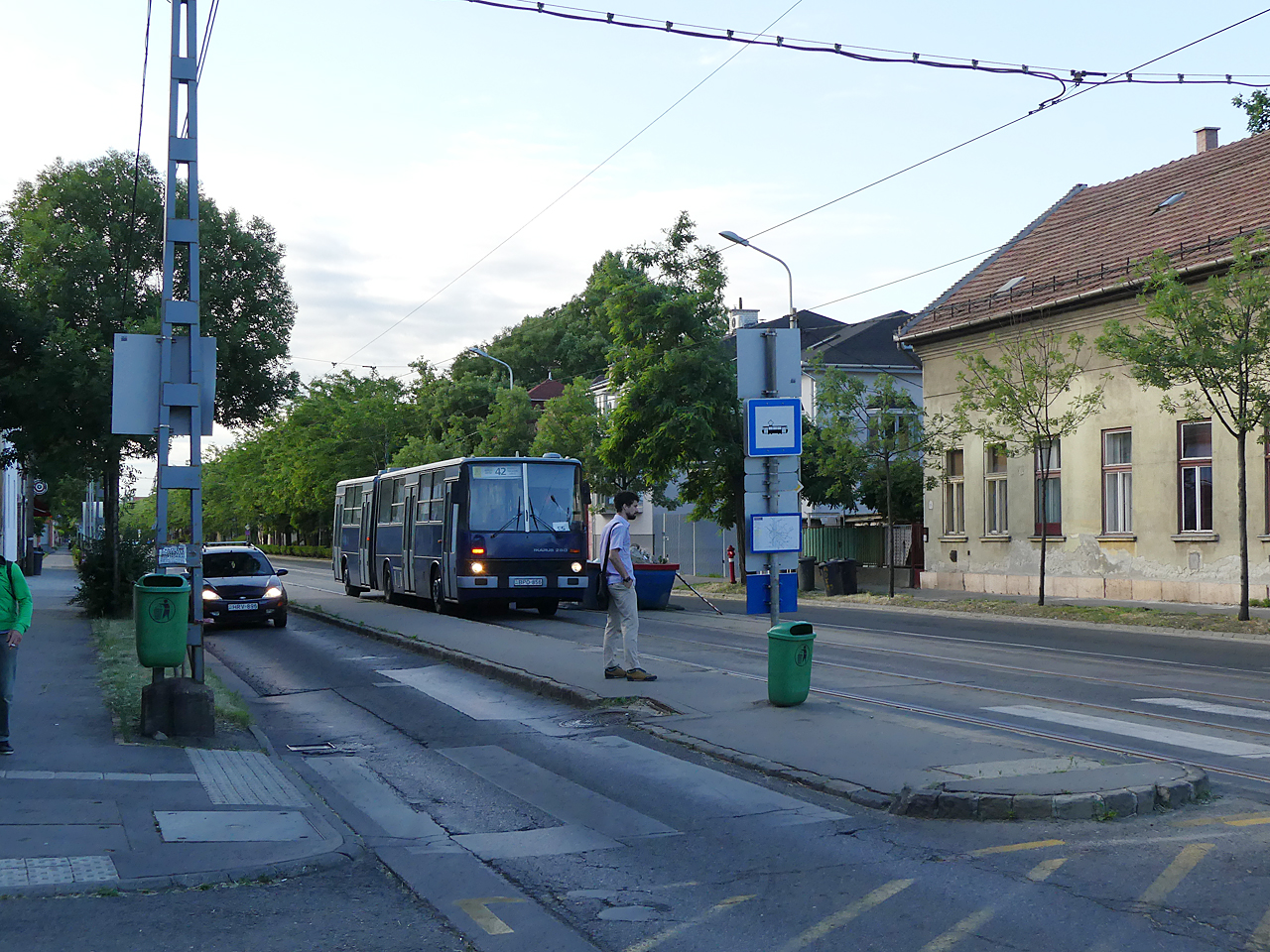 Pótlóbusz áll be a Kossuth Lajos utcai megállóba (Kemsei Zoltán felvételei)