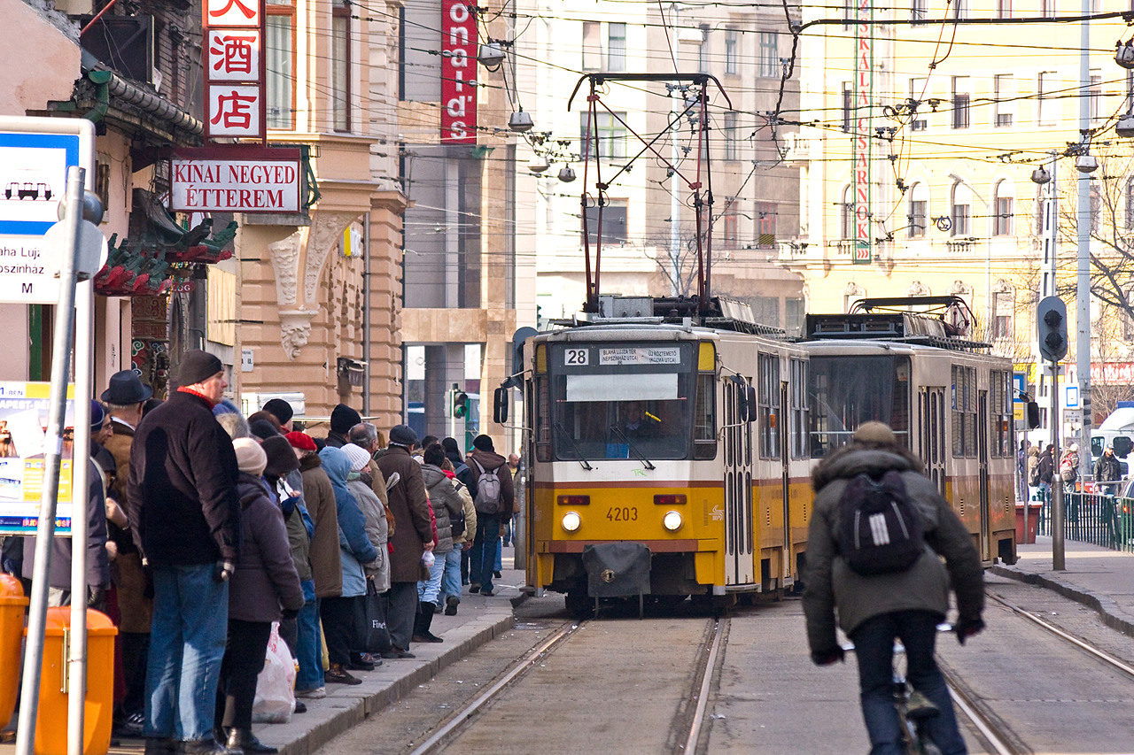 A Népszínház utcai villamosvégállomás szervesen nem kapcsolódik a térhez (fotó: Vörös Attila)