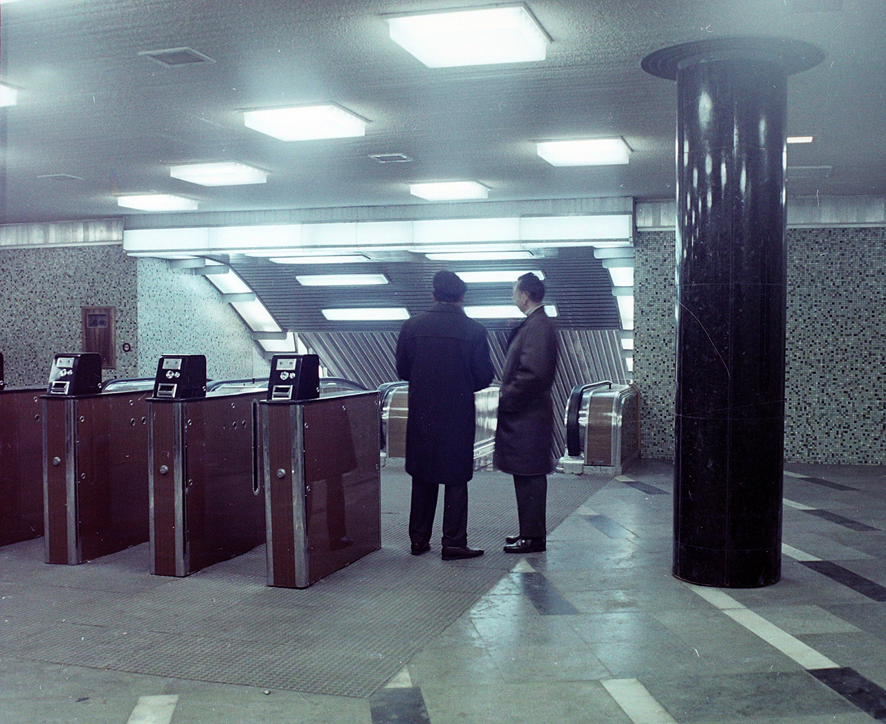 Beléptetőrendszer: így kezdődött a metrón, 1970-ben (forrás: Fortepan)