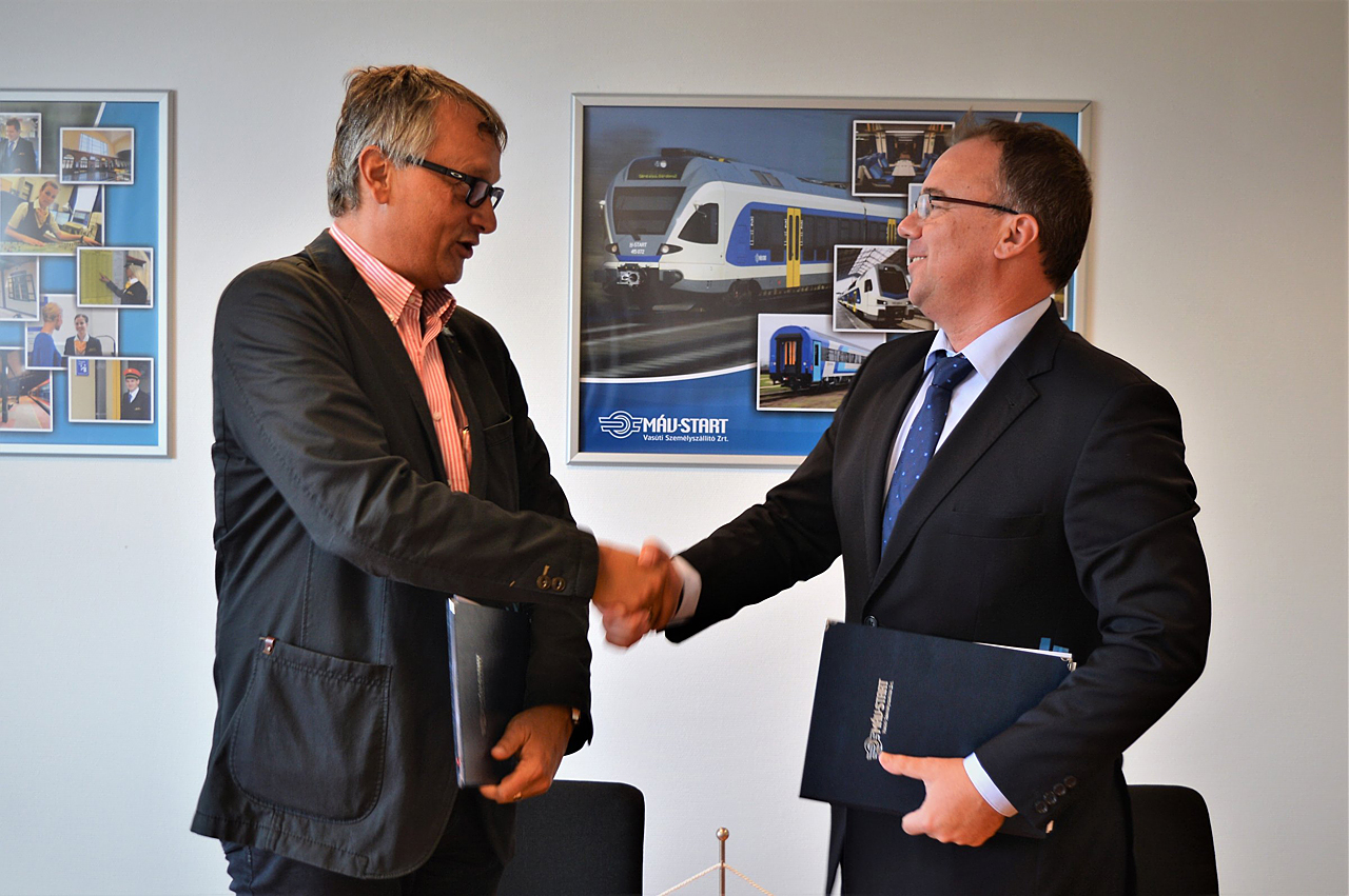 Dunai Zoltán, a Stadler Bussnang AG országigazgatója és Csépke András, a MÁV-Start vezérigazgatója a szerződés aláírása után