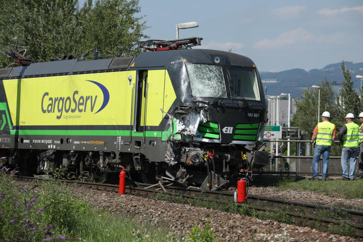 A CargoServ osztrák magánvasút-társaság sérült Vectronja