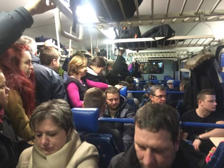 Gölnicbányáról az utóbbi napokban nem egyszerű az eljutás Margitfalvára - ez is a ZSSK<br>(fotó: Facebook)