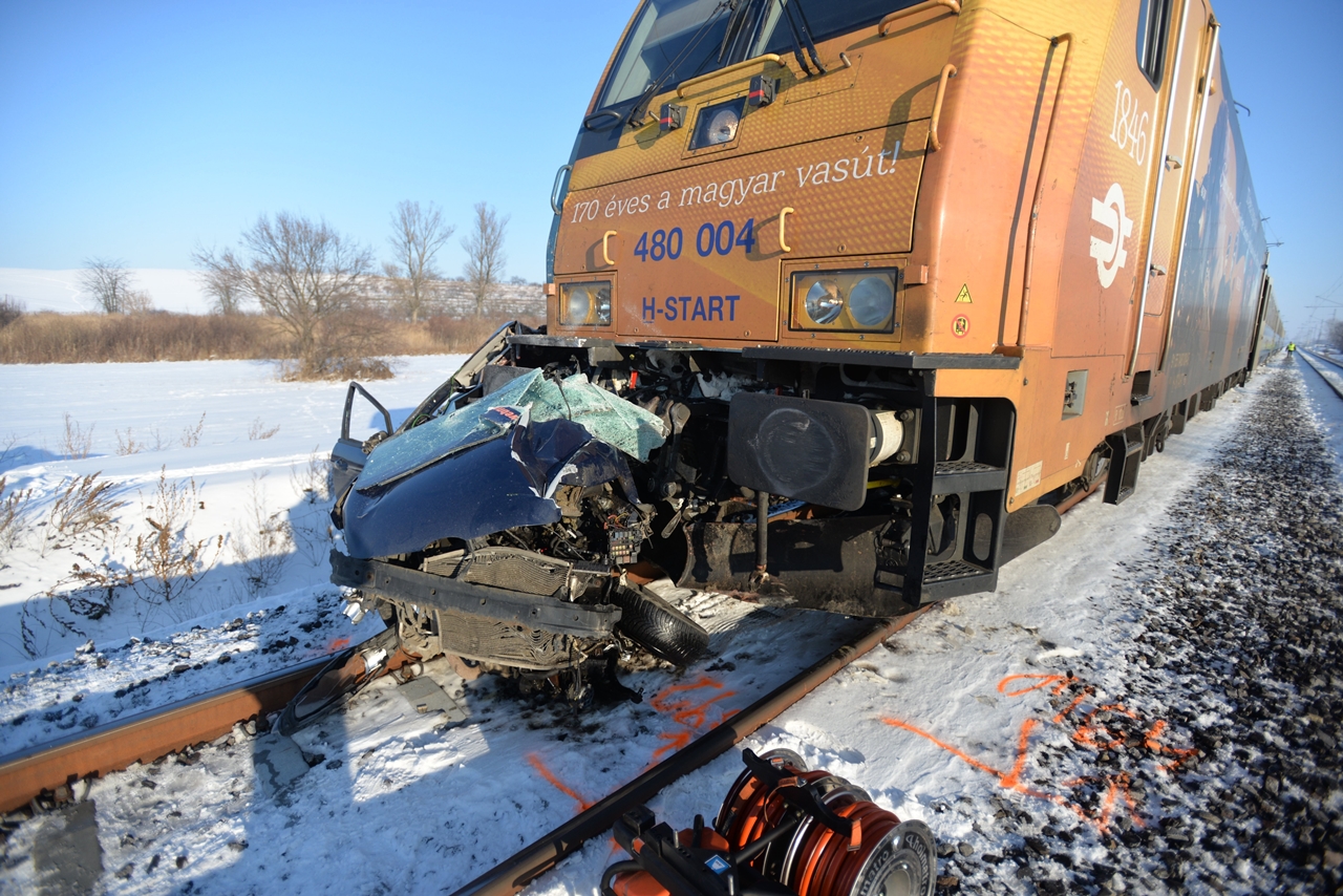Január 10-én a Nyíregyházáról Budapestre tartó Holló Intercity elé ment ki egy személyautó Galgahévíznél, a balesetben az autóban ülő két személy meghalt (fotó: MTI/Mihádák Zoltán)