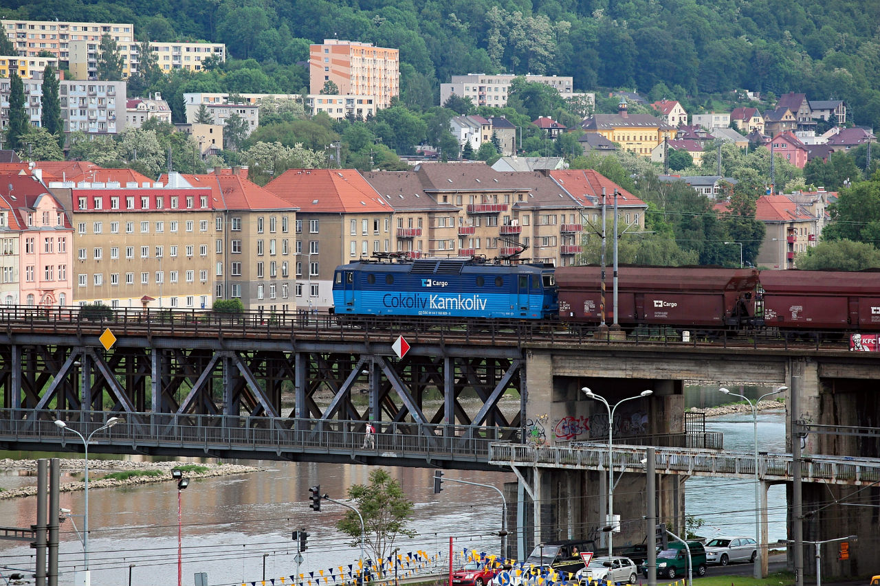 Bármit bárhova - jelzi a ČD Cargo Persingje az Elba fölött feszülő vasúti hídon Ústí nad Labemben
