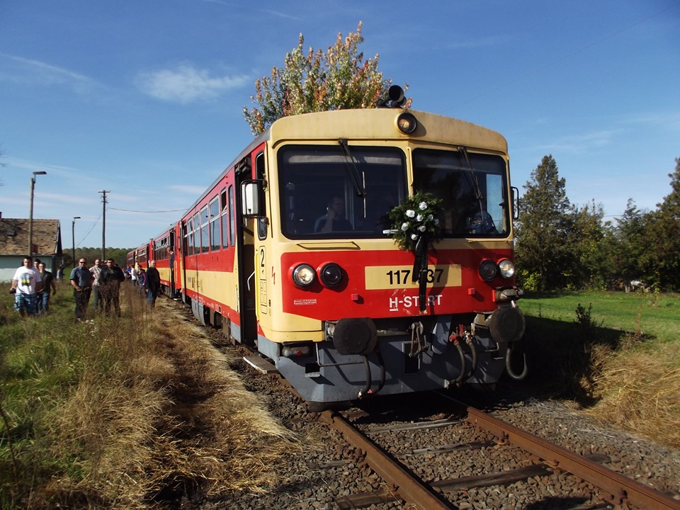 A 37-es vonal személyszállítási forgalomszünetének tizedik évfordulójára emlékeztek különvonattal október 19-én (fotó: Kemenczei Róbert)