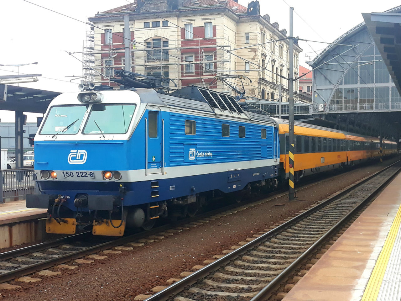 Tíz perc késéssel érkezett meg Prágába a Regiojet járata a Cseh Vasutak mozdonyával (fotók: a szerző)