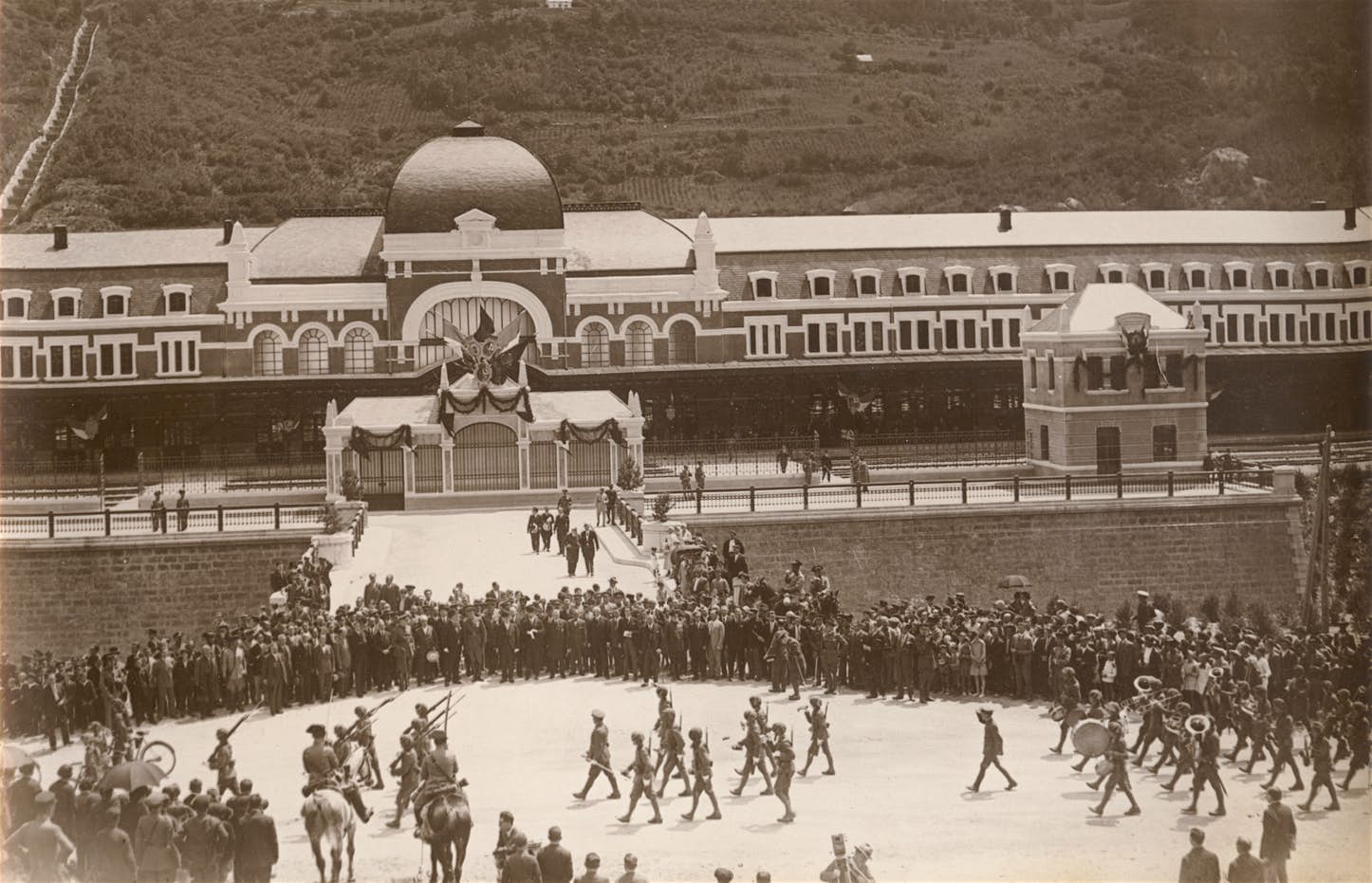 Canfranc állomás 1928-ban, az átadás napján (forrás: Wikipédia)