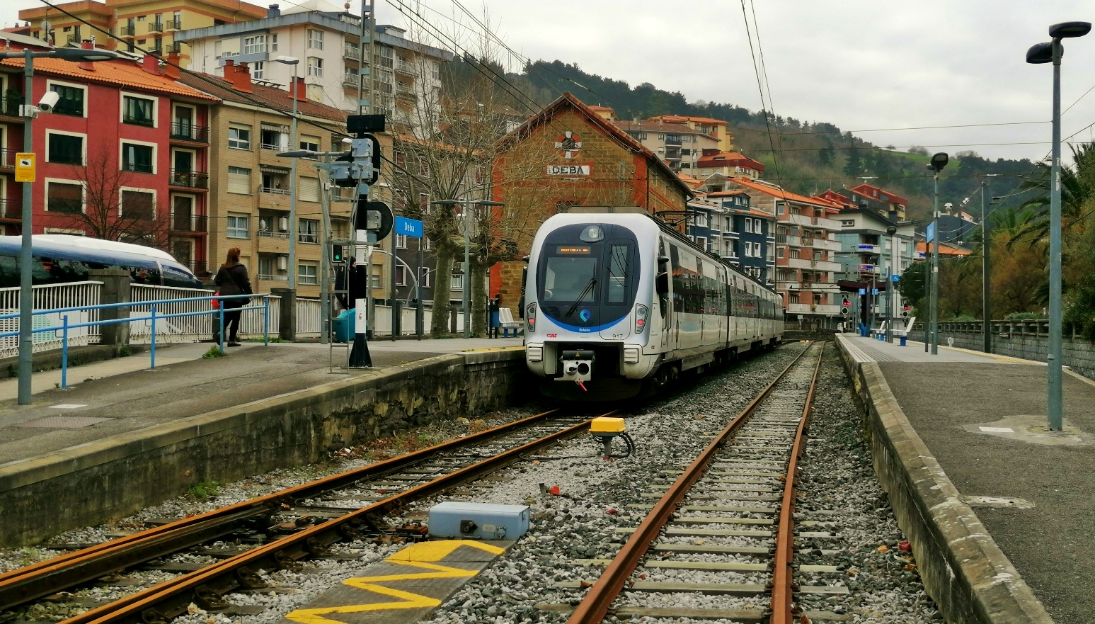 EuskoTren által üzemeltetett CAF motorvonat Deba állomáson. A sínek azért rozsdásak, mert egy szakaszon vágányzár volt