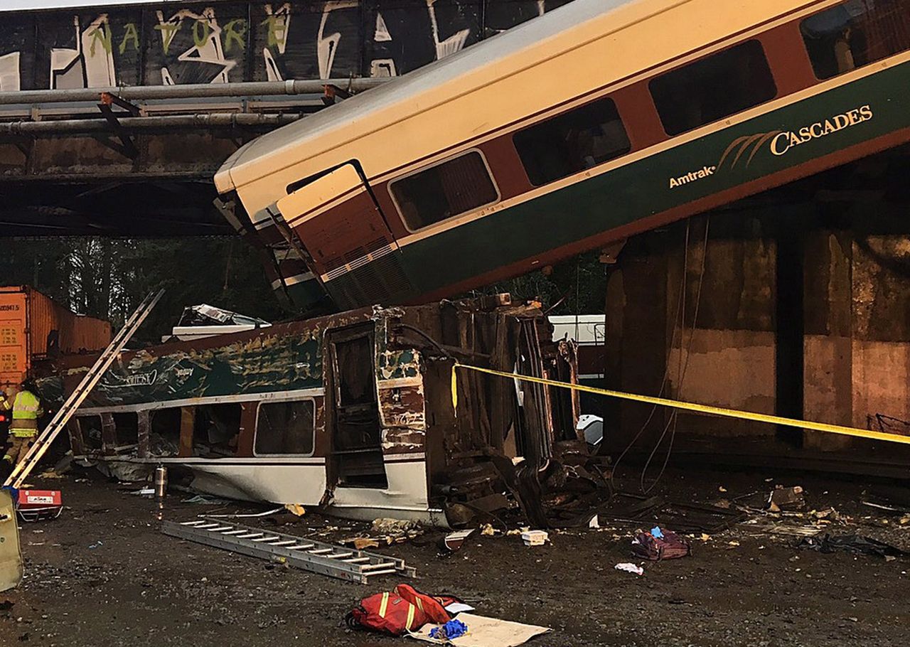Az Amtrak Cascades-járat egy autópálya-felüljáró előtt siklott ki, több kocsi az úttestre zuhant (fotók: Daily Mail)