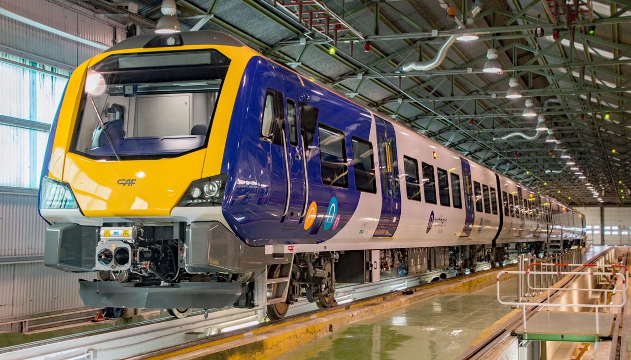 Az angliai Northern Rail összesen kilencvennyolc, vegyesen villamos- és dízelmotorvonatot rendelt a baszk CAF-tól (fotók: Global Rail News)
