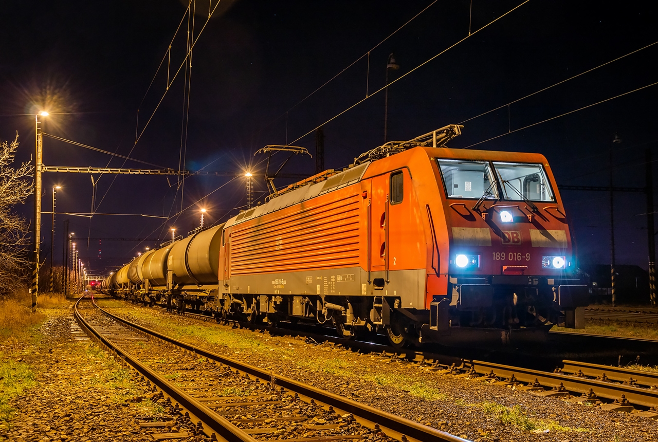 A DB Cargo 189 016-osa egy, a rotterdami Botlek tartályterminál és Százhalombatta között közlekedő tartályvonattal áll a pozsonyszőlősi (Bratislava-Vajnory) állomáson (fotó: railtrains.sk)